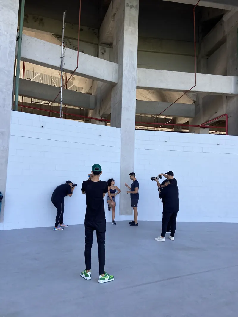 Equipe fotografando uma produção em estúdio aberto